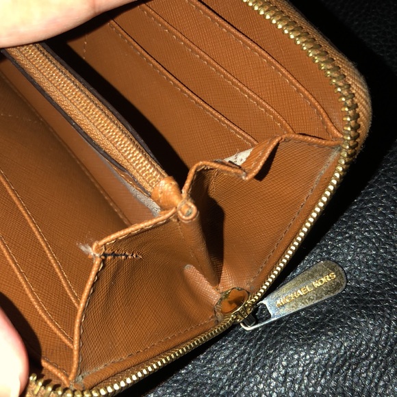 Michael Kors Mercer Crocodile-Embossed Continental Wallet - Picture 6 of 11